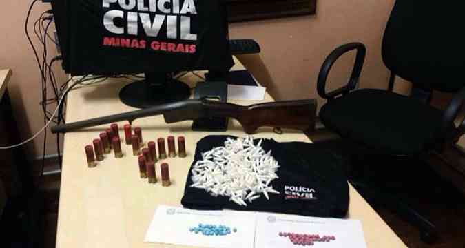 Drogas e armas foram encontrados com os criminosos(foto: Polcia Civil/Divulgao)