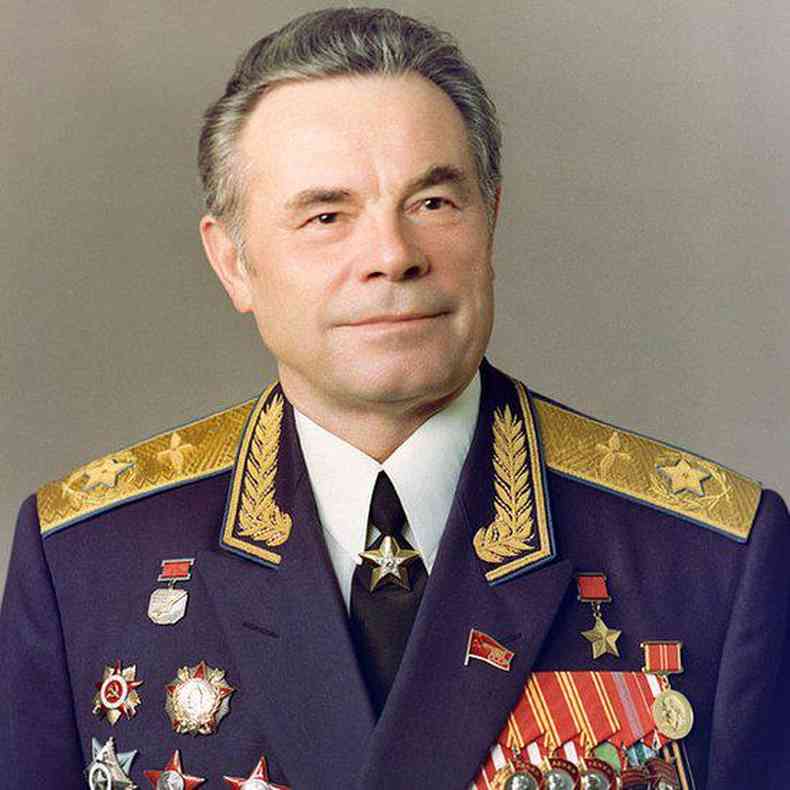 O marechal Pavel Kutakhov, chefe da Fora Area Sovitica, ordenou o alerta que inclua os preparativos para 