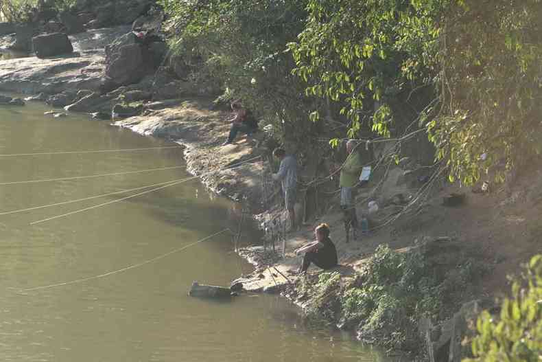 pescadores s margens do Rio So Joo