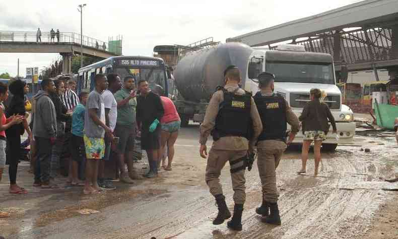 O protesto teve incio na manh desta segunda-feira(foto: Edesio Ferreira/EM/D.A. Press)