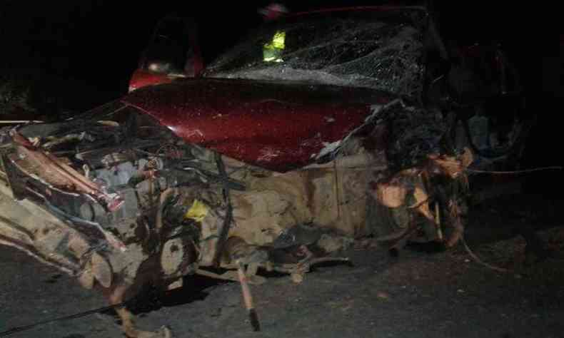 O Volkswagen Gol, conduzido por motorista sem habilitao, ficou totalmente destrudo(foto: Reproduo/PRE)