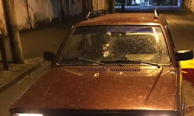 Carro atingido por tiros disparados pelos criminosos. Motorista morreu(foto: Reprodução/WhatsApp) Carro atingido por tiros disparados pelos criminosos. Motorista morreu(foto: Reprodução/WhatsApp)