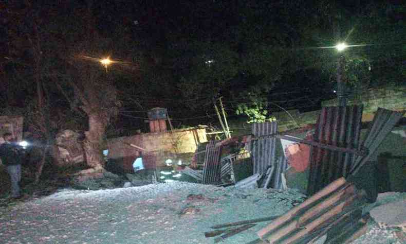 Duas casas s margens da rodovia foram atingidas pela carreta(foto: PMRv/Divulgao)