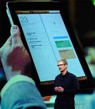 O diretor-executivo da Apple, Tim Cook, apresenta o tablet durante evento da companhia em So Francisco, EUA, ontem(foto: AFP)