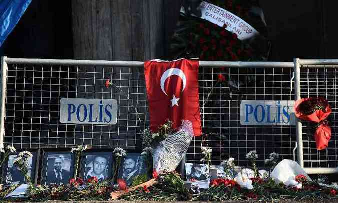 Porta de boate vira palco de homenagens s vtimas da chacina(foto: AFP PHOTO / TURKISH POLICE)