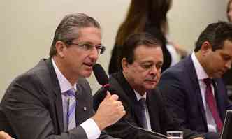 Rogrio Rosso (E) definir se a reunio da comisso especial vai se estender para sbado e domingo(foto: Gustavo Lima/Cmara dos Deputados)