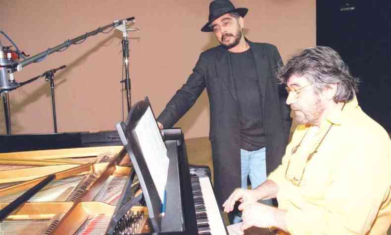 Wagner Tiso toca piano e Paulinho Pedra Azul canta, de p ao lado dele, em ensaio no ano 2000