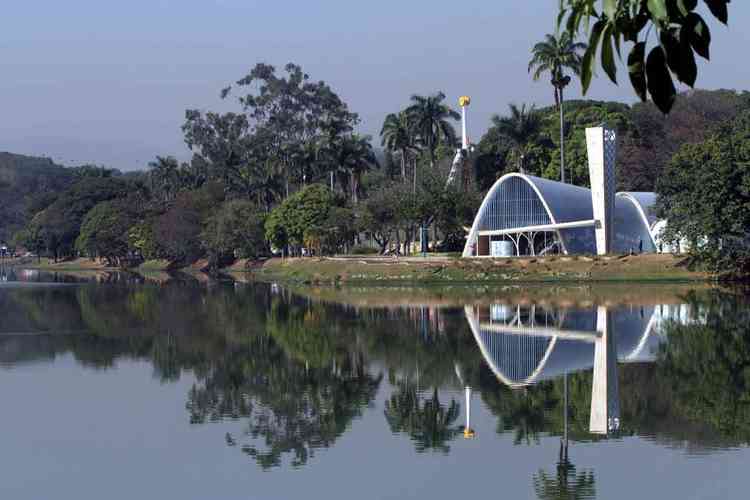 Vista da Igrejinha da Pampulha cercada pela lagoa