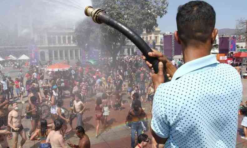 Homem lanando gua nos participantes da Virada