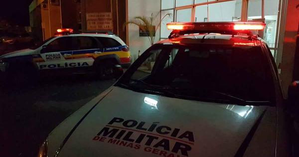 Homem paga programa com aparelho celular, mas chama PM e finge roubo - Estado de Minas
