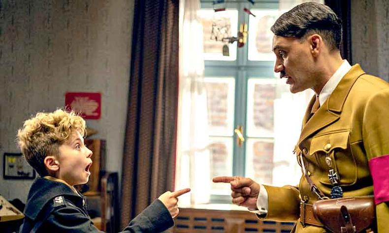 Jojo Rabbit, de Taika Waititi, satiriza o nazifascismo sob o olhar infantil, tendo Hitler como amigo imaginário(foto: Piki Films/Divulgação) Jojo Rabbit, de Taika Waititi, satiriza o nazifascismo sob o olhar infantil, tendo Hitler como amigo imaginário(foto: Piki Films/Divulgação)