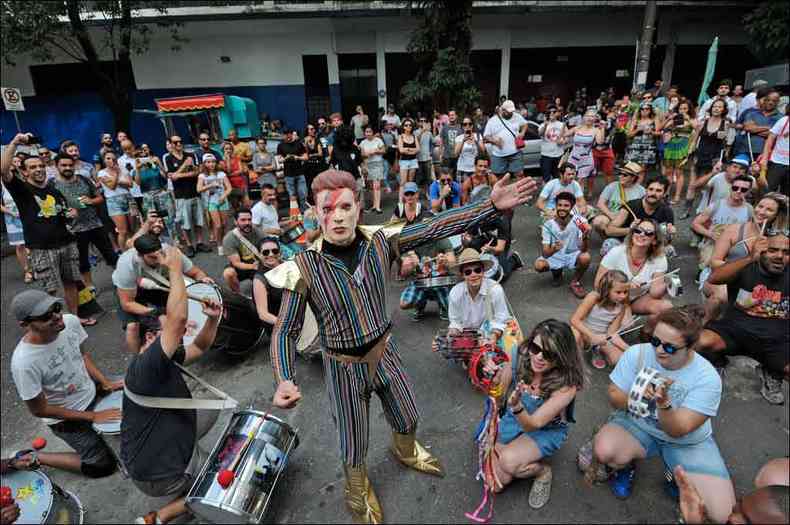 J virou tradio: folies se transformam em David Bowie durante o desfile do Ziriggydum Stardust(foto: Tlio Santos/EM/D.A Press)