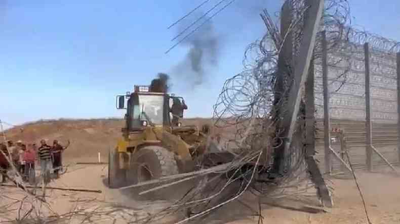 A BBC News verificou imagens de uma escavadeira destruindo uma seo da barreira