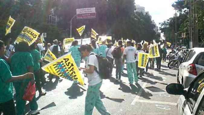 Manifestantes fecharam meia pista da avenida Afonso Pena em direo a rodoviria(foto: Iracema Amaral/EM/D.A.Press)