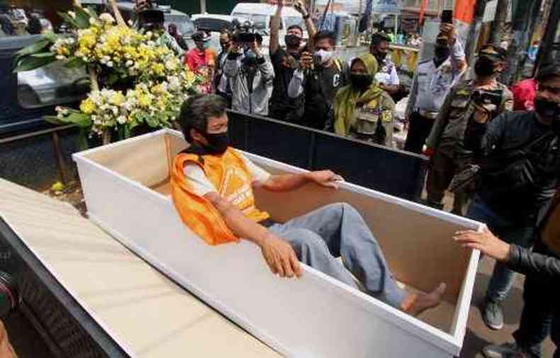 Punio imposta na Indonsia para quem no usa mscara: deitar em um caixo (foto: Fahmi Dolli / AFP)