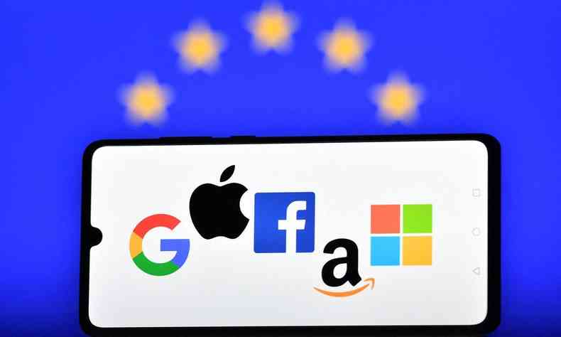 Logomarca do Parlamento Europeu ao fundo; à frente, uma tela de celular com as logomarcas das big techs google, apple, amazon, facebook, microsoft