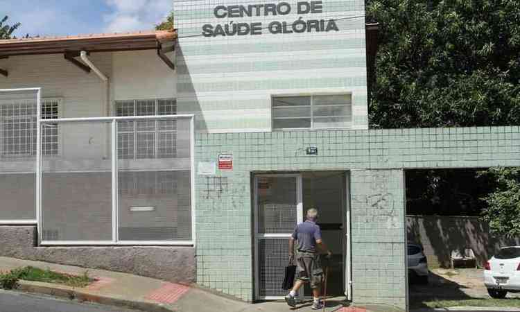 idosos entrando em um posto de sade