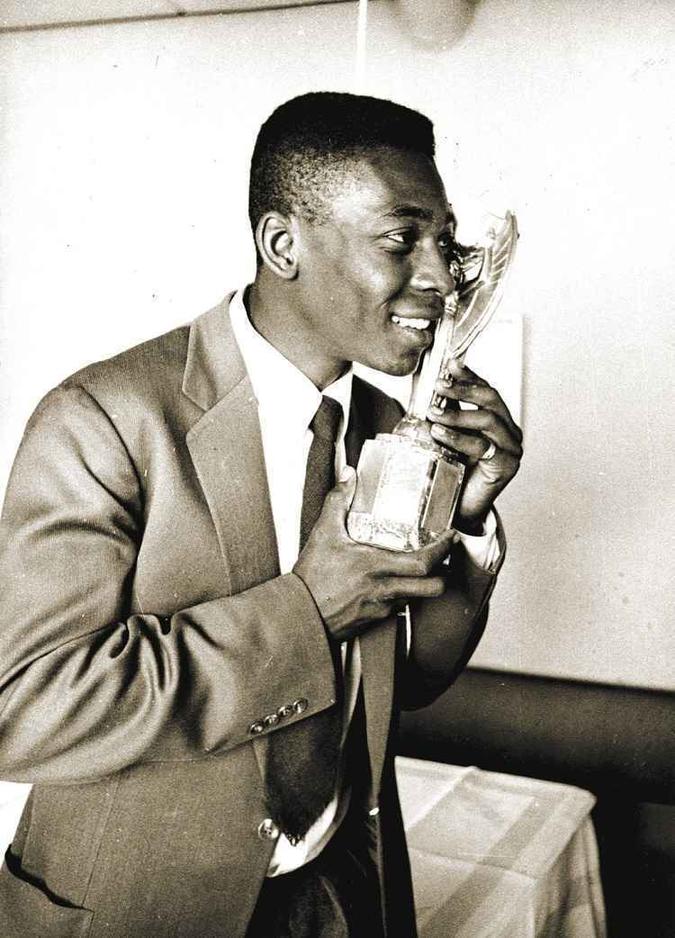 Pelé com a Jules Rimet: o mineiro é único tricampeão mundial como jogador(foto: O Cruzeiro/Arquivo EM) Pelé com a Jules Rimet: o mineiro é único tricampeão mundial como jogador(foto: O Cruzeiro/Arquivo EM)