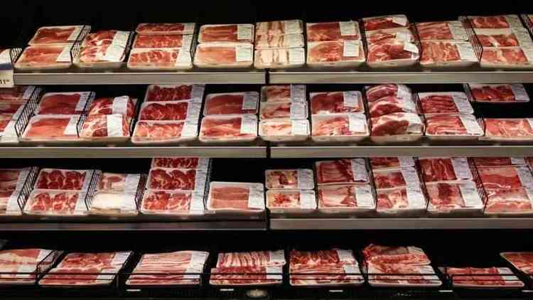 Bandejas de carne bovina em geladeira de supermercado