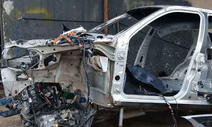 Caminhonete encontrada na oficina estava desmanchada e tinha queixa de roubo (foto: Polícia Militar/ Divulgação ) Caminhonete encontrada na oficina estava desmanchada e tinha queixa de roubo (foto: Polícia Militar/ Divulgação )