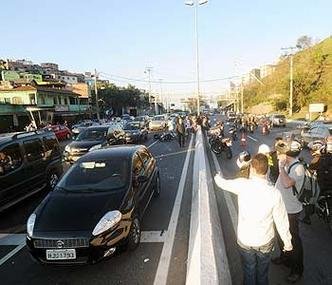 Tr�nsito ficou ca�tico na Nossa Senhora do Carmo(foto: T�lio Santos/EM/D.A.Press)