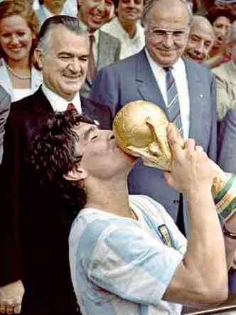 O beijo na taa da primeira Copa conquistada pela Argentina, em 1986, e a entrega do prmio de melhor jogador do mundo