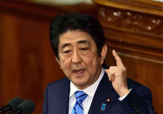 Primeiro-ministro japons, Shinzo Abe, citou um 'grande desafio' e o governo dos Estados Unidos prometeu uma reao apropriada s 'provocaes' norte-coreanas.(foto: AFP PHOTO / Yoshikazu TSUNO )