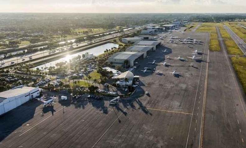 Pouso de emergência aconteceu no aeroporto de Palm Beach, a cerca de 110km de Miami(foto: Aeroporto Palm Beach/Divulgação) Vista aérea do aeroporto de Palm Beach com aviões no pátio