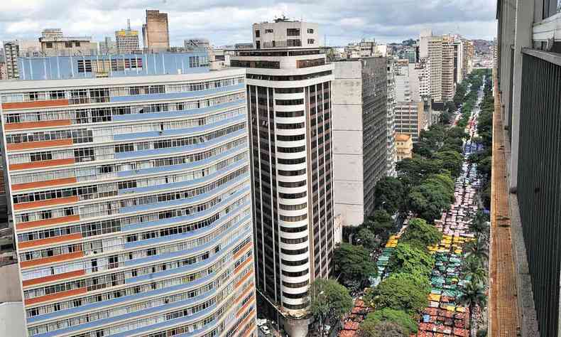  Vista geral da Feira de artesanato na Avenida Afonso Pena