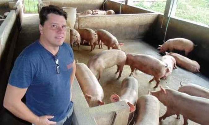 O produtor William Voumard diz que consumidor pode ter segurança com qualidade da carne suína(foto: Luiz Ribeiro/ EM/D.A.Press) O produtor William Voumard diz que consumidor pode ter segurança com qualidade da carne suína(foto: Luiz Ribeiro/ EM/D.A.Press)