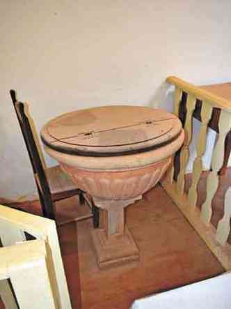 Pia batismal restaurada na Capela Nossa Senhora da Boa Morte, em Belo Vale, na Regio Central de Minas Gerais