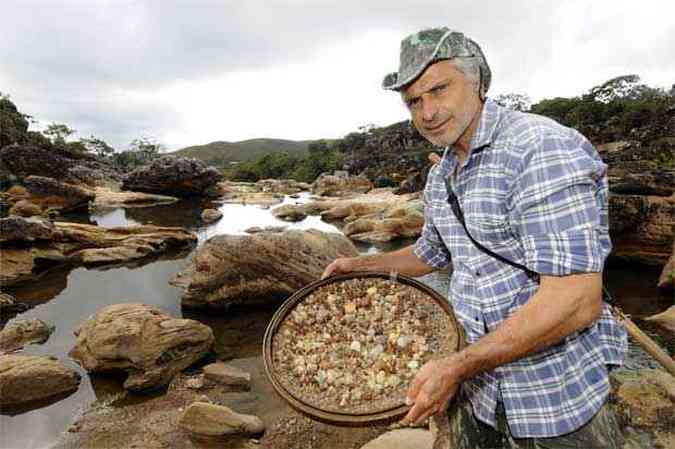 Belmiro foi garimpeiro e hoje mostra a visitantes como eram retirados tesouros da terra, em Diamantina (foto: Jair Amaral/EM/D.A Press)