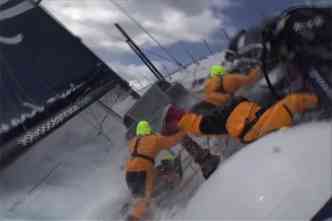Tripulantes tentam se segurar depois que uma onda quebra em cima do veleiro da equipe da Telefnica(foto: Reproduo Youtube)