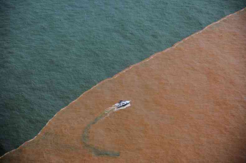 O mar e a lama: tragdia de 2015 assombra Linhares, que se prepara para a chegada do leo(foto: Leandro Couri/EM/D.A Press (2015))