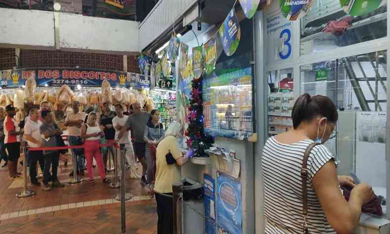 Fila de apostadores na casa lotrica do Mercado Central de Belo Horizonte