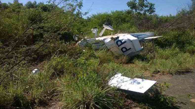 O monomotor tombou e ficou com as rodas do trem de pouso para o ar(foto: Juliano Freire/Divulgao)