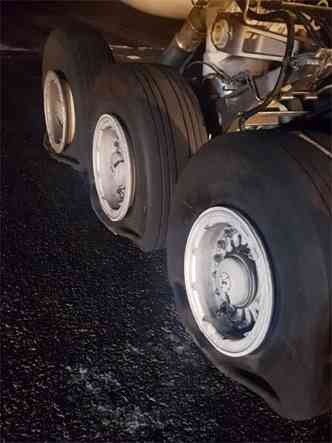 Oito pneus foram danificados durante o pouso de emergncia(foto: Reproduo da internet/WhatsApp)