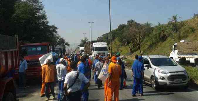 Servidores queimaram pneus e fecharam a rodovia por aproximadamente seis horas(foto: Sindibel/Divulgao)