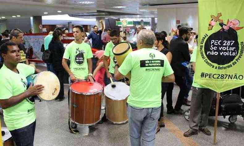 Manifestantes fizeram protesto no Aeroporto de Brasília para 'recepcionar' os parlamentares e pedir para que eles votem contra a reforma (foto: Reprodução/Twitter Associação Nacional dos Auditores-Fiscais da Receita Federal do Brasil)
