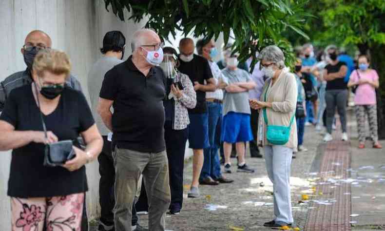 Por volta das 7h, j era grande o nmero de eleitores na fila na porta do Estadual Central, em BH(foto: Leandro Couri/EM/D.A/Press)