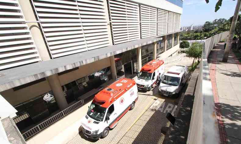 Na foto, movimento de ambulâncias no Hospital Metropolitano Doutor Celio de Castro no Barreiro