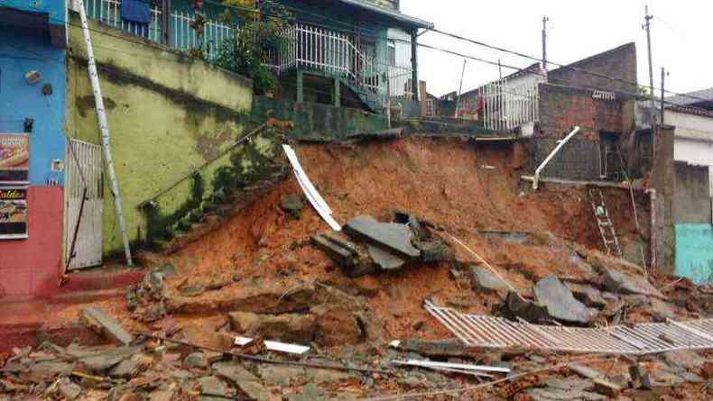 Parede de casa desaba durante a chuva no Bairro Tupi(foto: Corpo de Bombeiros/Divulgao)