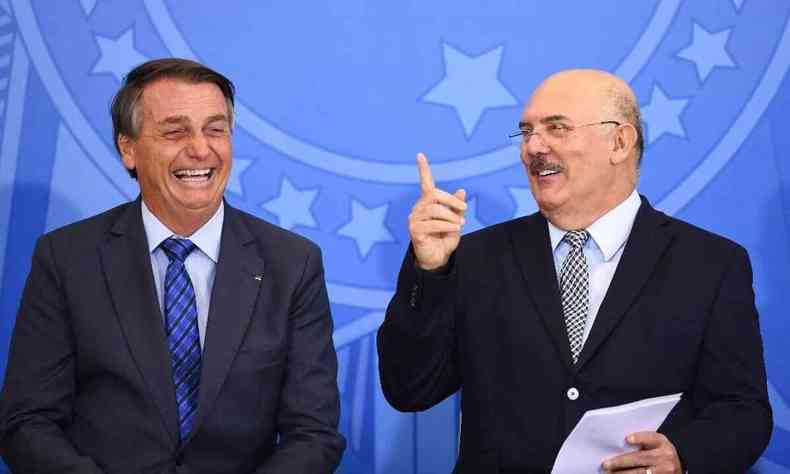 Em foto de arquivo, ex-ministro Milton Ribeiro e Jair Bolsonaro riem durante cerimônia no Palácio do Planato