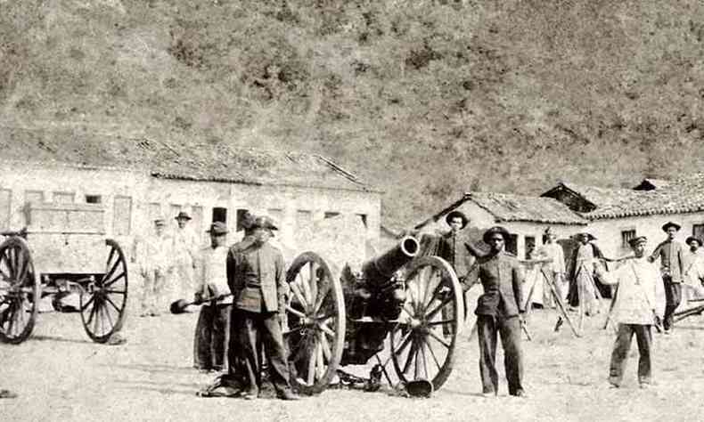 Diviso de Artilharia Canet posando para foto na cidade de Monte Santo, base das operaes do exrcito brasileiro na Guerra de Canudos. Na foto est a temida 