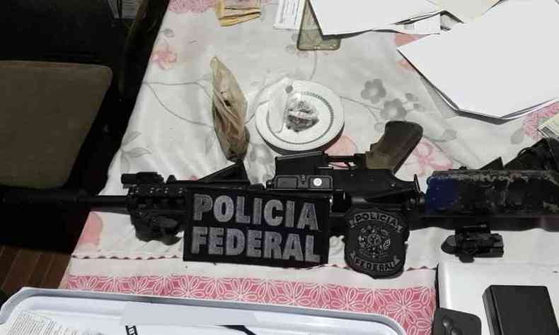 Policiais tambm arrecadaram um fuzil durante cumprimento de mandados de busca e apreenso(foto: Polcia Federal/Divulgao)