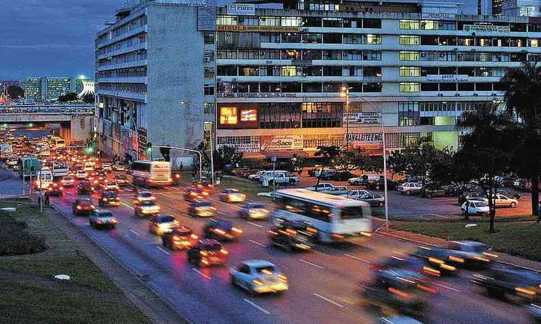 Vista de Brasília, carros rondando pelas ruas do setor Sul 