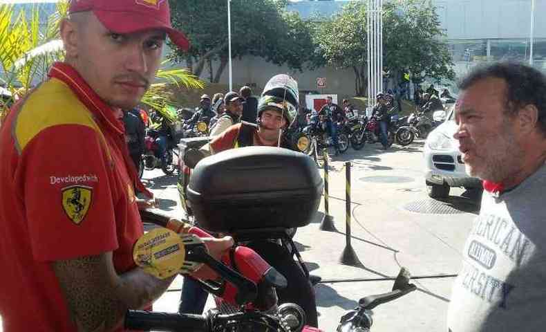 Motoboys tambm fazem fila para garantir combustvel mais barato(foto: Leandro Couri/EM/DA Press)