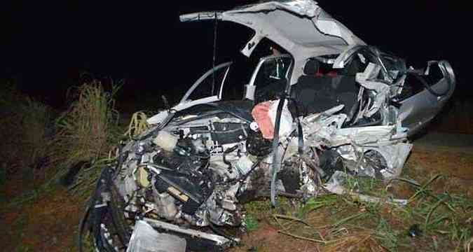 Carro ficou destrudo no acidente MG-410(foto: Aislan Henrique/Patos Agora)