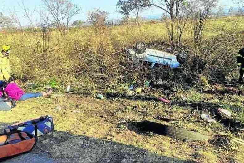 Veculo invadiu parada de nibus, atingiu trs pedestres, capotou duas vezes e parou com as rodas para cima na vegetao atrs do abrigo(foto: CBMDF /CB/D.A Press)