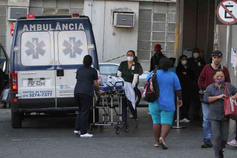 Uma ambulncia em frente a entrada de um hospital.